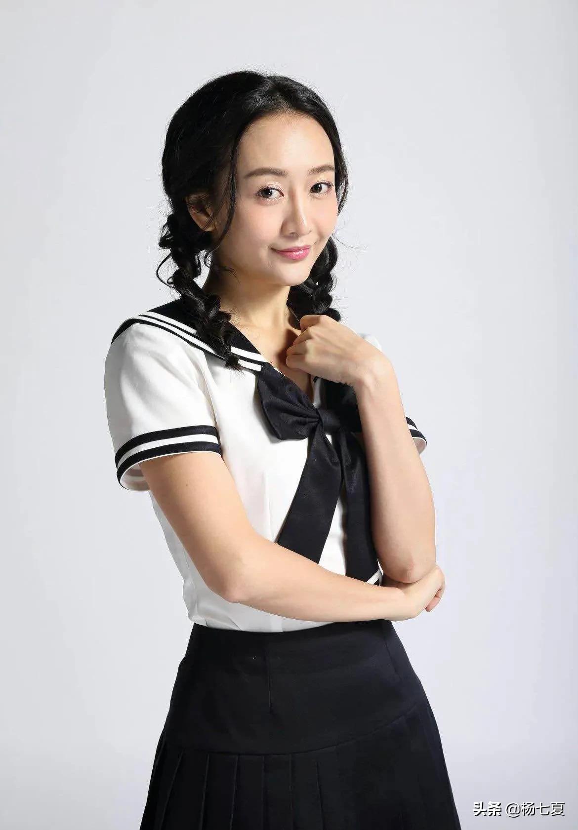 王鸥穿JK制服美成“初恋”，显瘦显高，腿又细又长