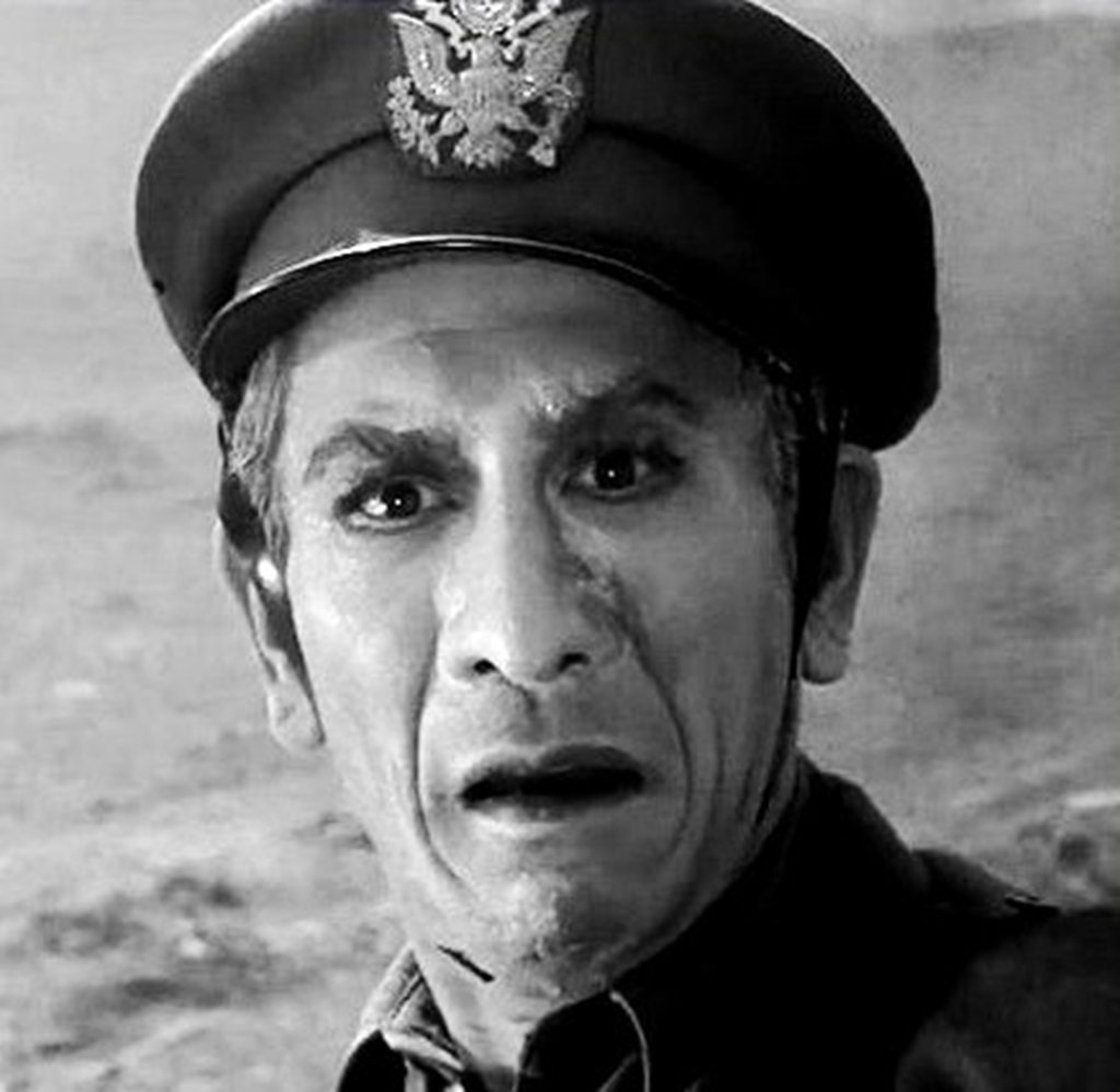 《奇袭》中,美军上校长着一副外国人面孔,难道他真的是外国人吗