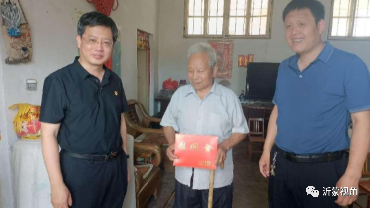 山东平邑：邱金山到温水镇开展“七一”走访慰问活动