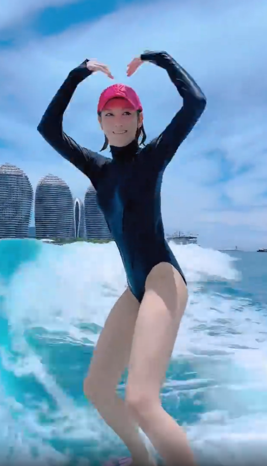 38岁李彩桦穿泳装玩冲浪，光脚踩板腿长惊人，坐在冲浪板上好大胆