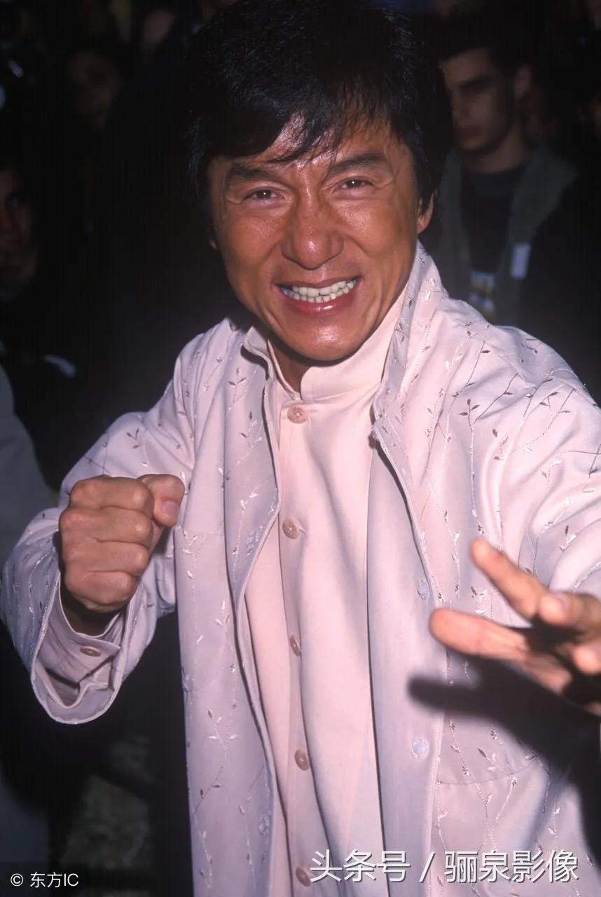 成龙在国外到底多有面子，荷兰市长给他当群演，借核动力航母拍戏