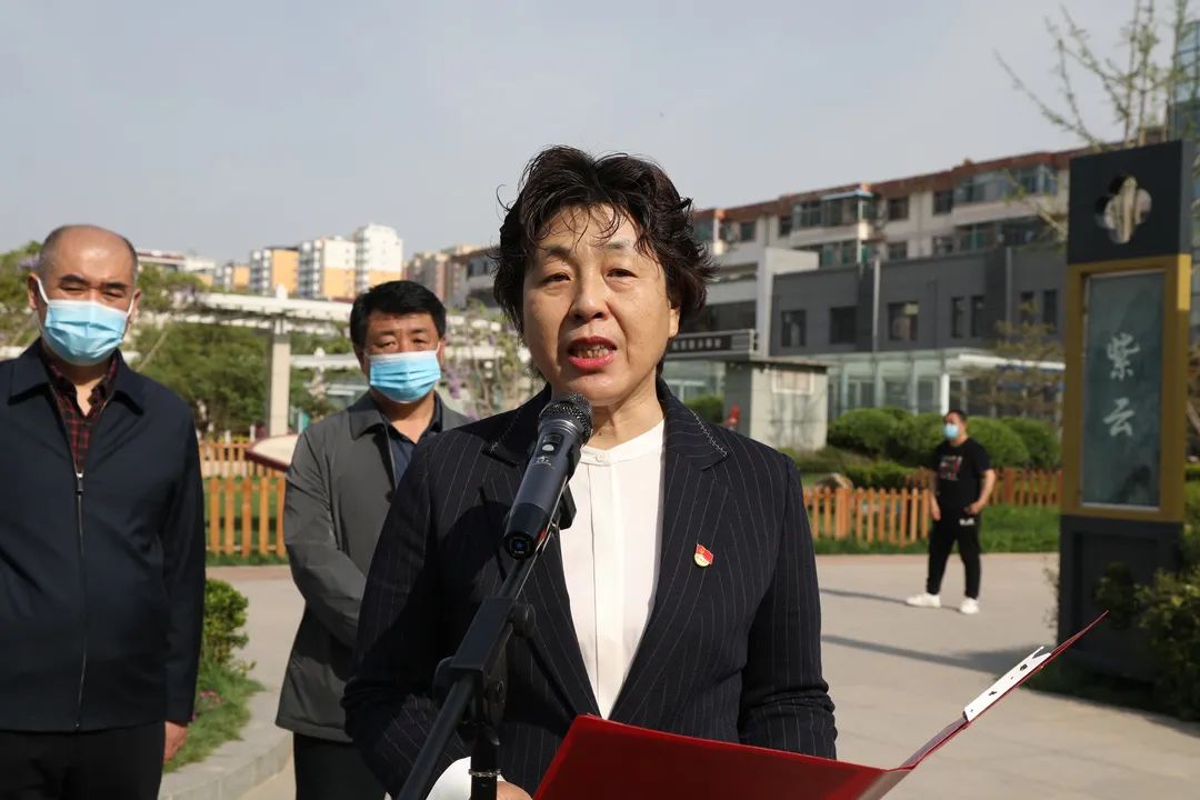 市政府副市长张潞萍为医疗队队长,市中心医院护理部主任张智霞授旗.