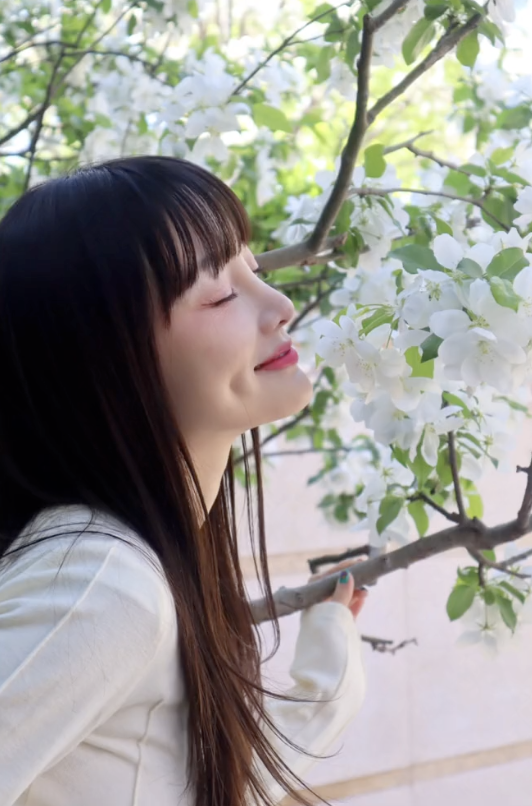 李小璐懒理新恋情传闻，晒照回顾2021，母女拍故宫写真温情满满