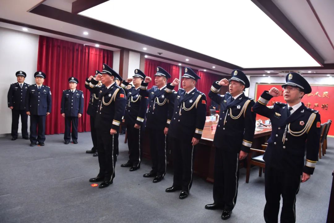 南昌市公安局举行人民警察警监授衔仪式，2人晋升二级警监、6人晋升三级警监警衔