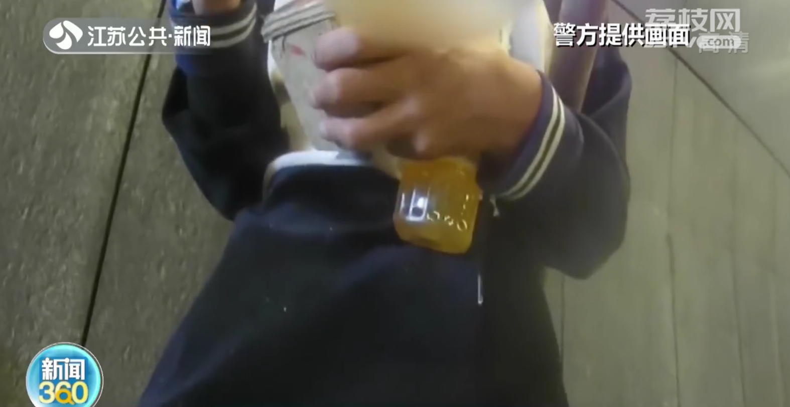 这个善意有点“甜”！自闭症男孩误入高速 交警送糖果安抚