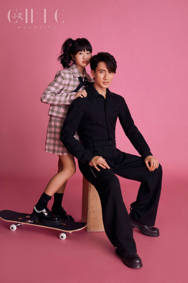吴尊携儿女拍封面，女儿身高优越颜值高，儿子穿大人衣服略显违和