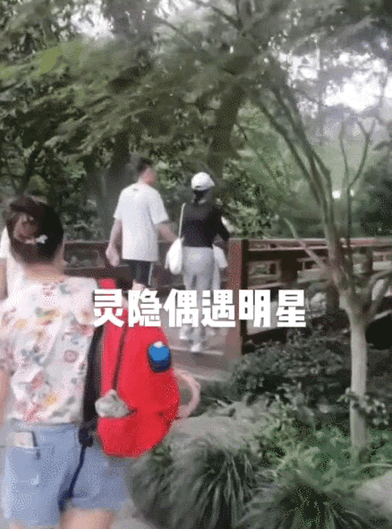 偶遇张嘉倪买超夫妇带娃出游，一家四口其乐融融，互动温馨有爱