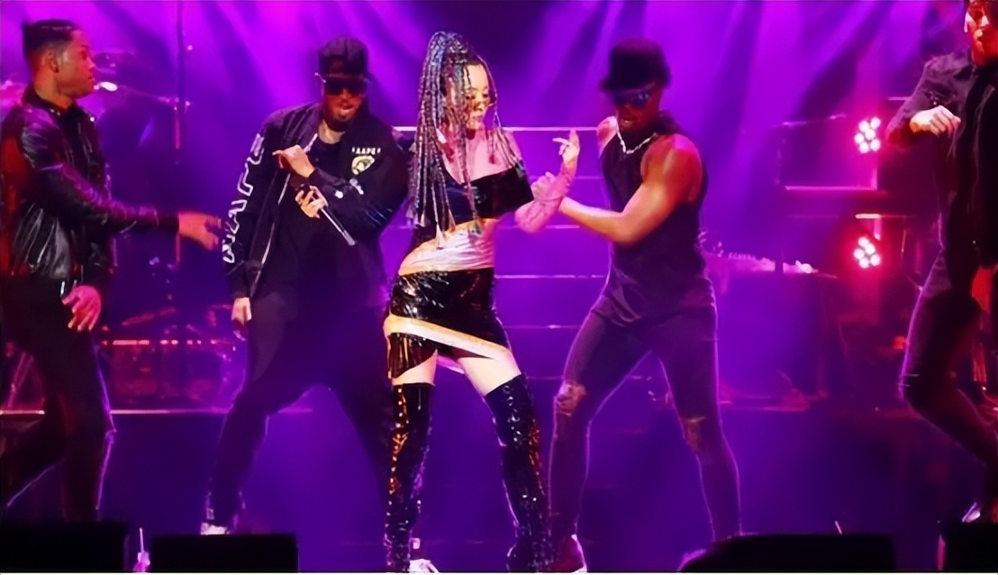 当了13年的赚钱工具，靠逼婚上位，张靓颖到底有多傻？