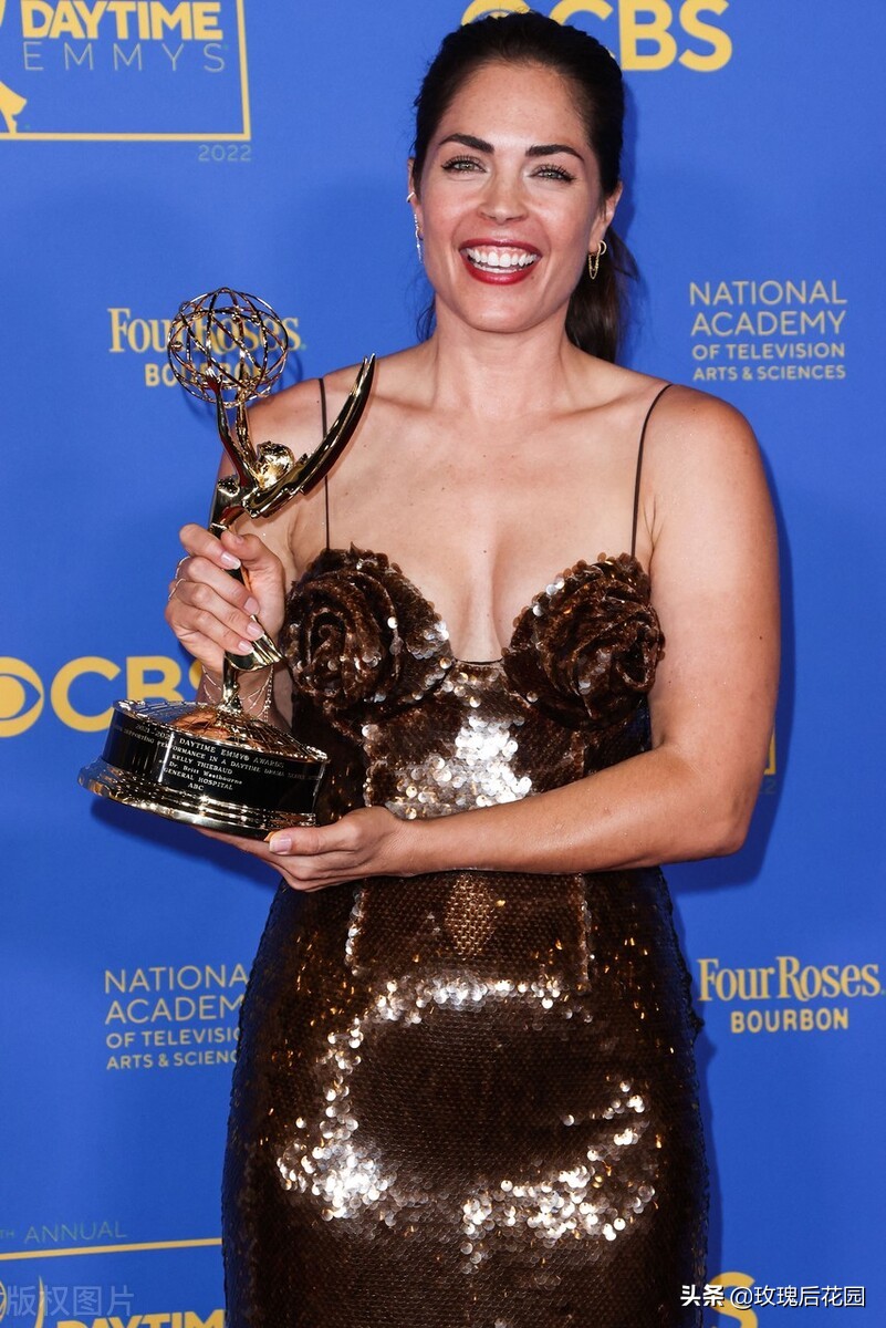 凯利-蒂博亮相颁奖活动，穿吊带亮片连身裙大方有气质，获奖开心