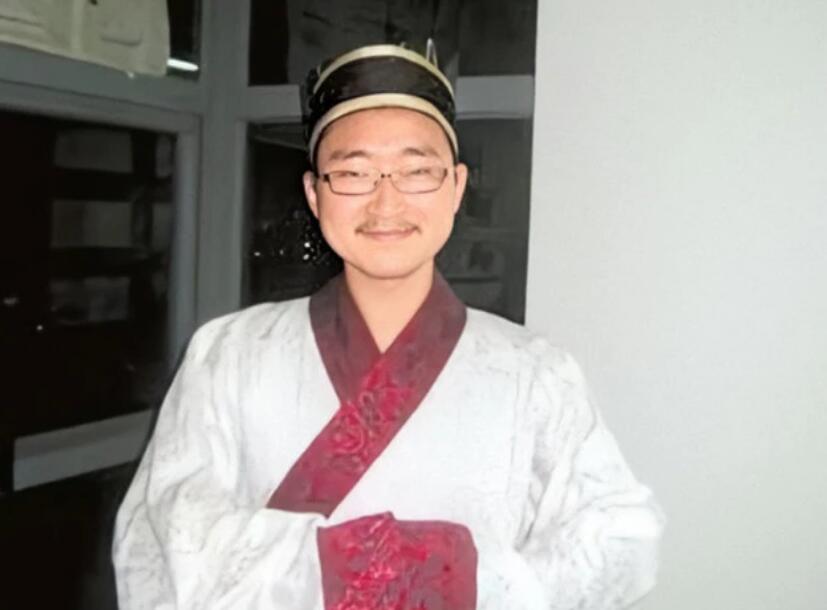 他高考作文仅6分，字体无人能识却被破格录取，可他却气走了导师