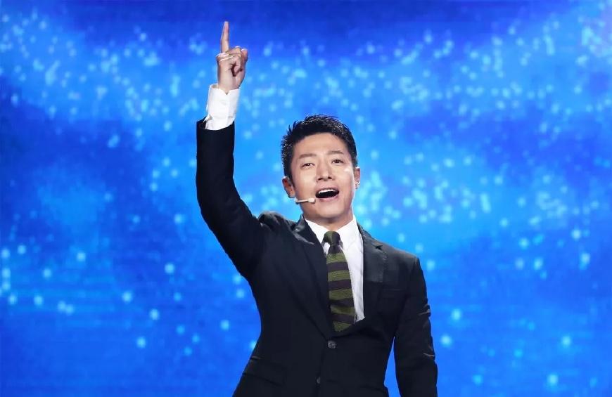 成功获得章子怡芳心的撒贝宁,为何转身娶了没名气的洋媳妇李白?