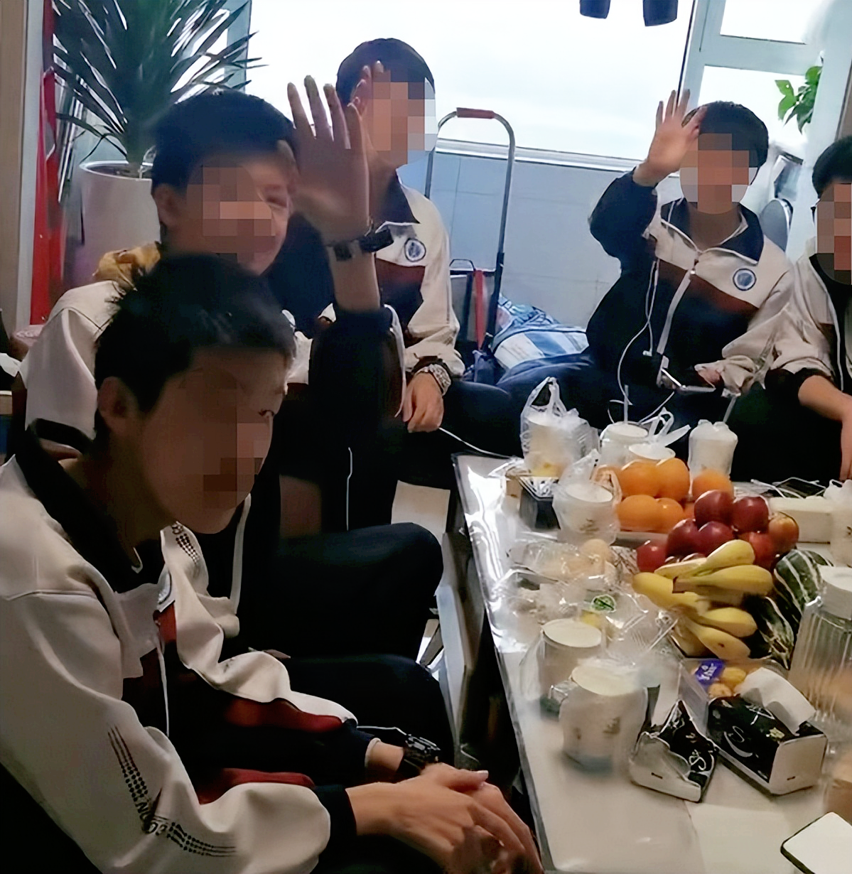 “衡水妈妈”冲上热搜，外地孩子无法返乡，被本地妈妈打包带回家