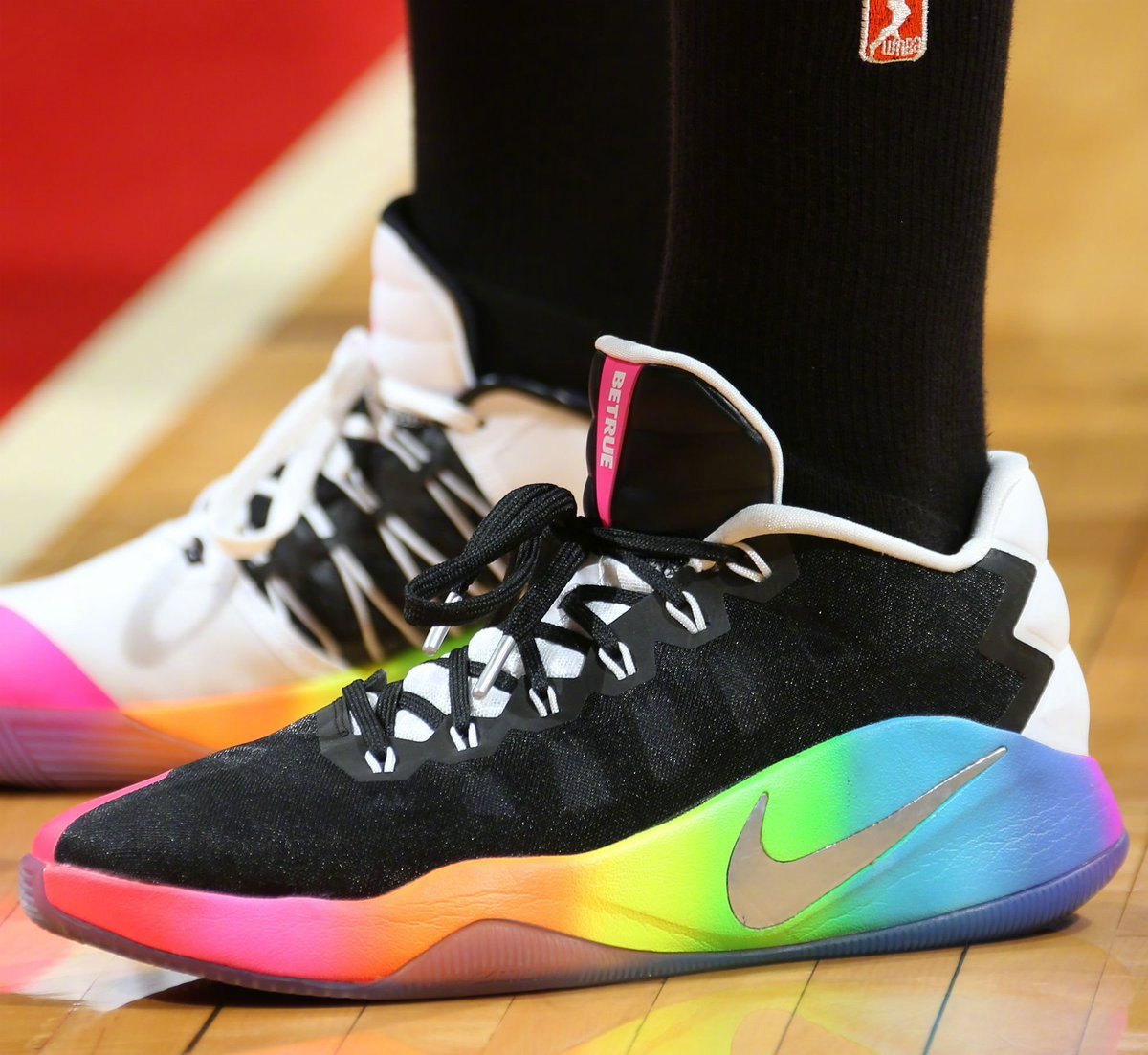 WNBA球员穿了哪些彩虹系列实战篮球鞋？欧文4代KD12代上脚合集