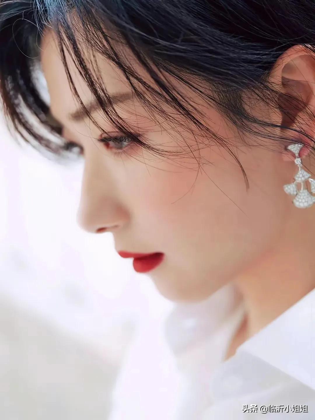 金晨少有的粉色西服套裙干练有型，杨幂彩虹针织毛衣温婉典雅