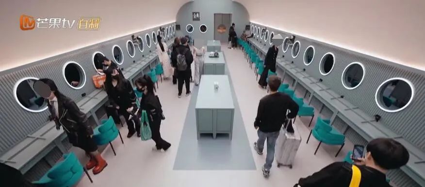 《浪姐3》工作人员爆猛料，阿娇在线吃瓜。我却看上她的私藏美妆