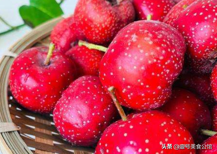 甜香味美的糖霜山楂球，简单3步就能吃，老少皆宜的甜品美食