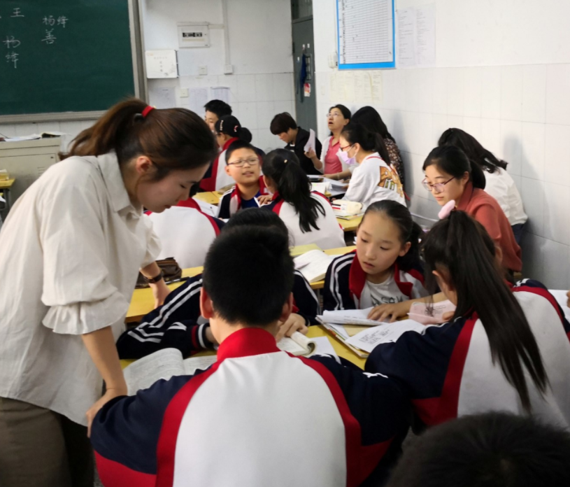 深圳“教师工资表”流出，多省市教师收入曝光，金额差距惹争议
