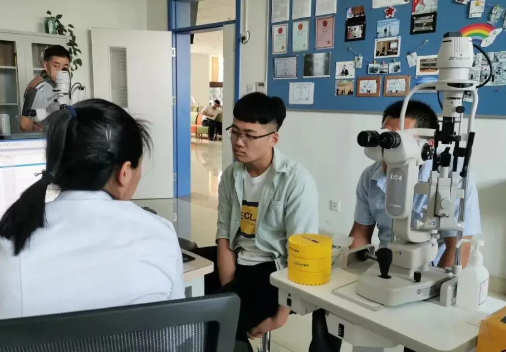 “视力不好也受歧视”？这4个专业近视眼尽量避开，成绩好也不行