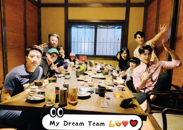 吴尊晒飞轮海感恩节聚餐，甜搂老婆出镜，祝辰亦儒汪东城早生贵子