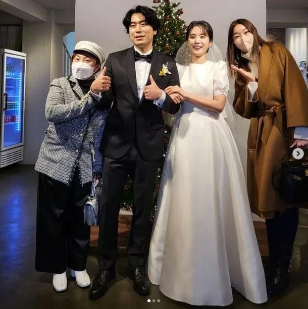 经纪公司相关人士解释说:"朴娜莱只是经常和很多朋友,朋友相处,目前没