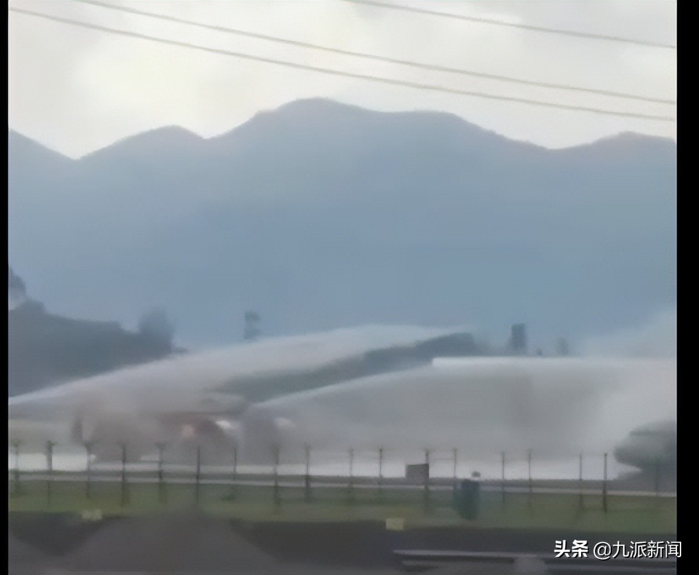 重庆飞往拉萨的航班冲出跑道致飞机起火，官方：已到现场进行处置