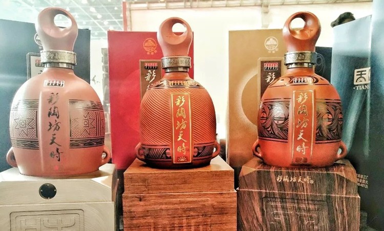 据说河南人很少喝豫酒，川酒双雄强攻之下，河南人还在喝什么酒？