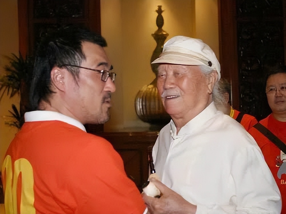 2007年成龙和亲哥安徽相认，对方一贫如洗，他有没有帮帮哥哥们