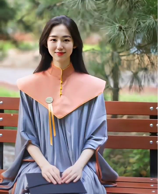 中央美院的“国风学士服”火了，风格唯美而庄严，尽显华夏风姿