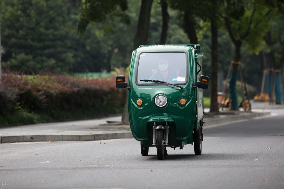 雅迪/金彭/宗申3款电动篷车，续航100km，动力大能上牌，适合接娃