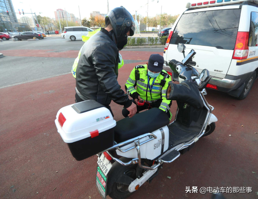 已明确：电动车、三轮车、四轮车上路要驾照，年龄和费用一文讲清