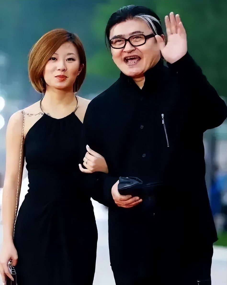 刘欢罕见带女儿走红毯，女儿穿挂脖小黑裙留侧分短发，气质太出众