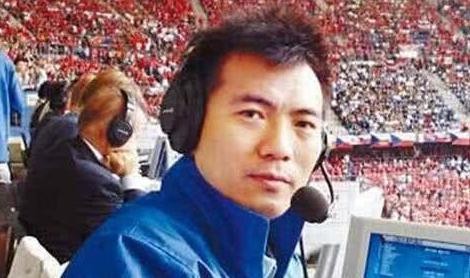 女足夺冠了，这个54岁的男人在演播厅哭了