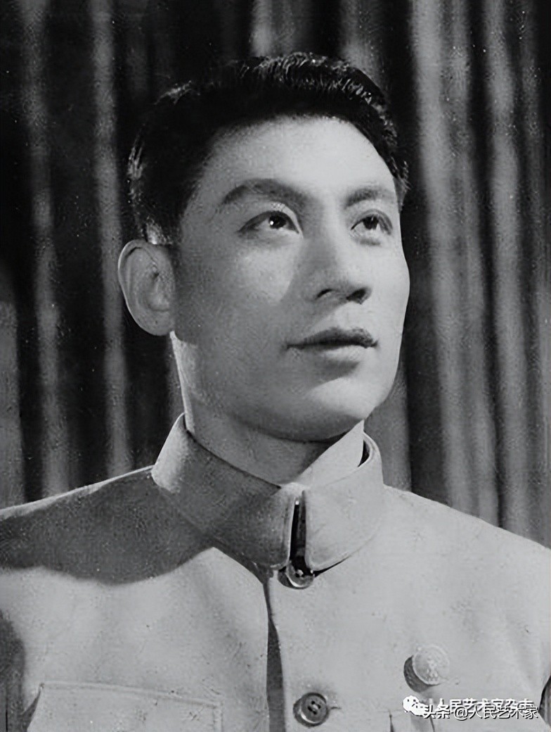 他的家被日寇冲毁，迫于生计当了电车售票员，热爱艺术却被嘲笑“穿号坎”，后因“双枪李向阳”蜚声中国