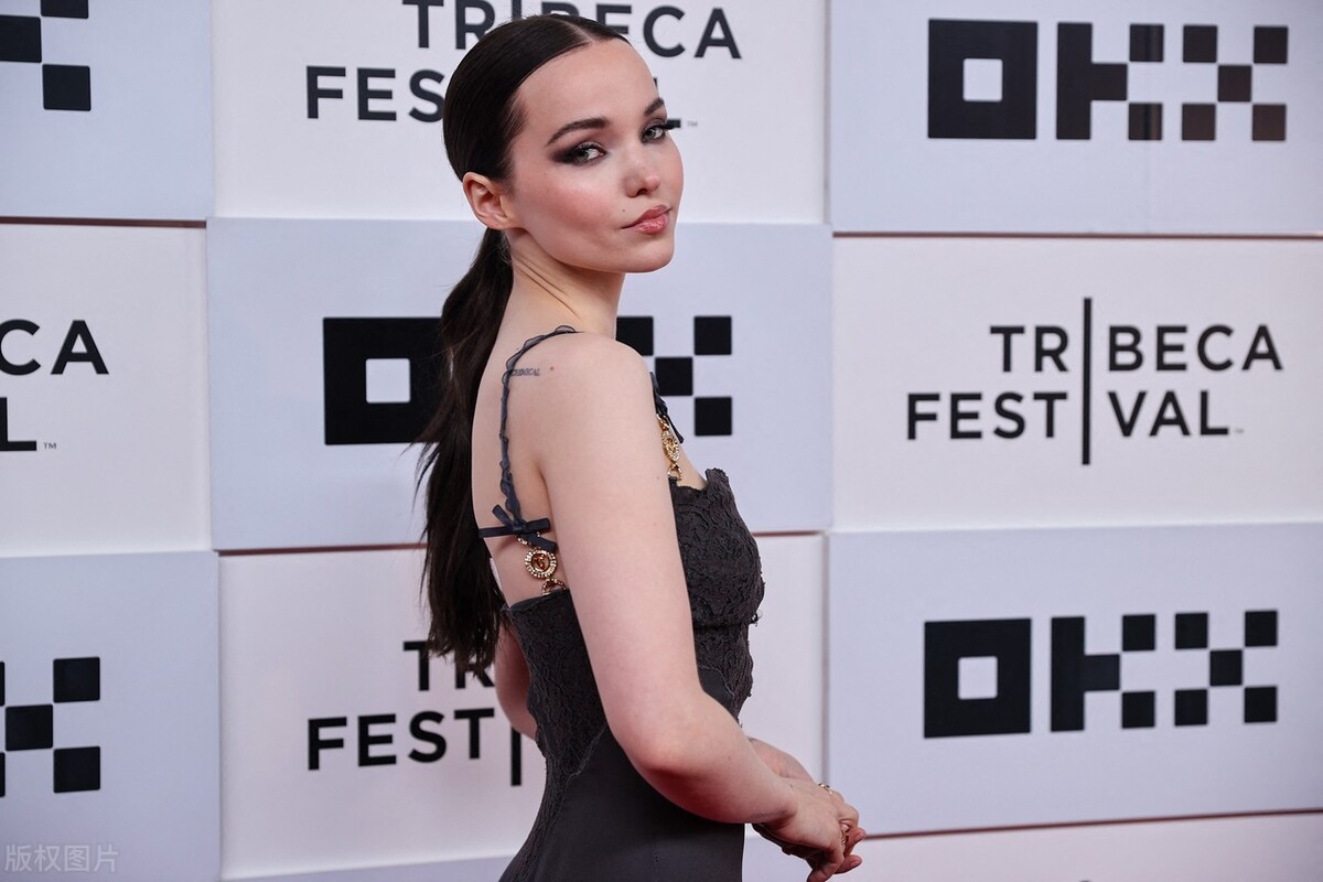 2022翠贝卡电影节《复仇》首映礼德芙-卡梅隆一袭黑色吊带裙