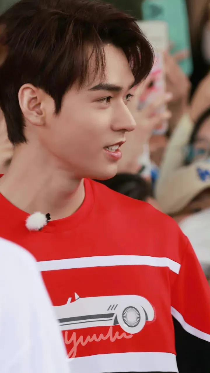 综艺《极限挑战》横店路透中帅气的龚俊