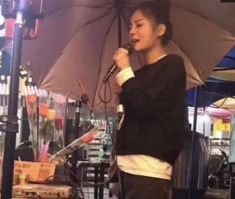 花姐狂浪:从街头卖唱到粉丝千万,只用了2首歌就做到了名利双收