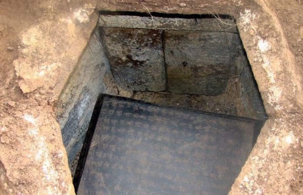 08年，山西古寺挖出唐代金棺，外包五层棺椁，金棺里面发现舍利子