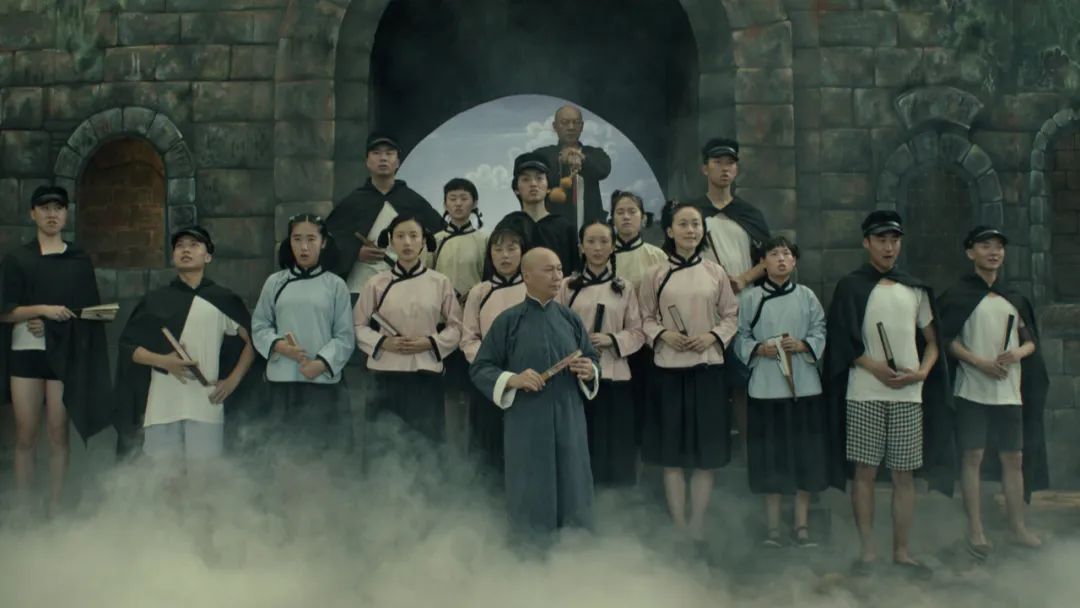 自称“野路子”出身，他却拍出口碑异常火爆的神片