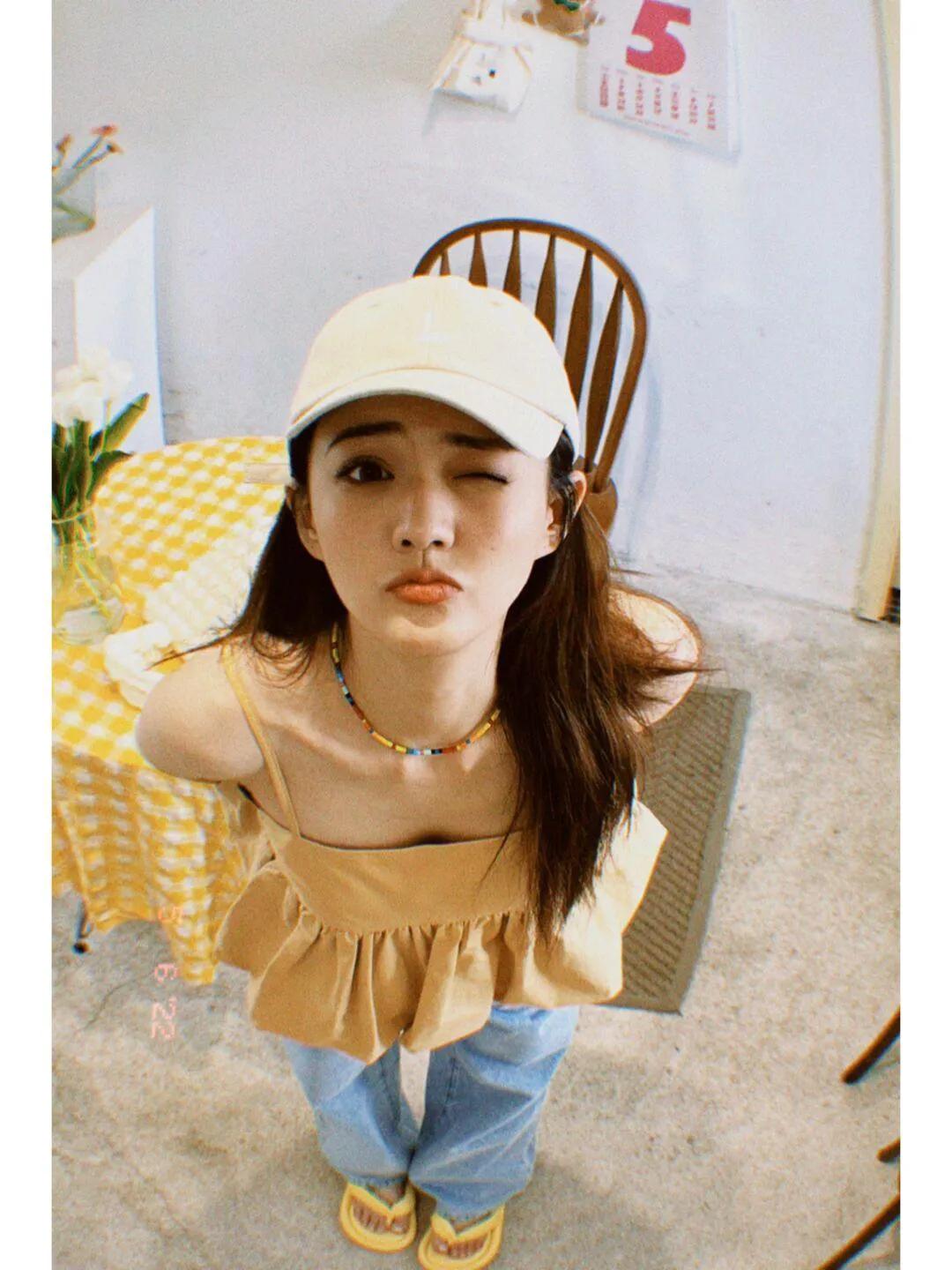 徐璐晒私服照，穿吊带衫配阔腿裤，轻快减龄有活力，少女感十足