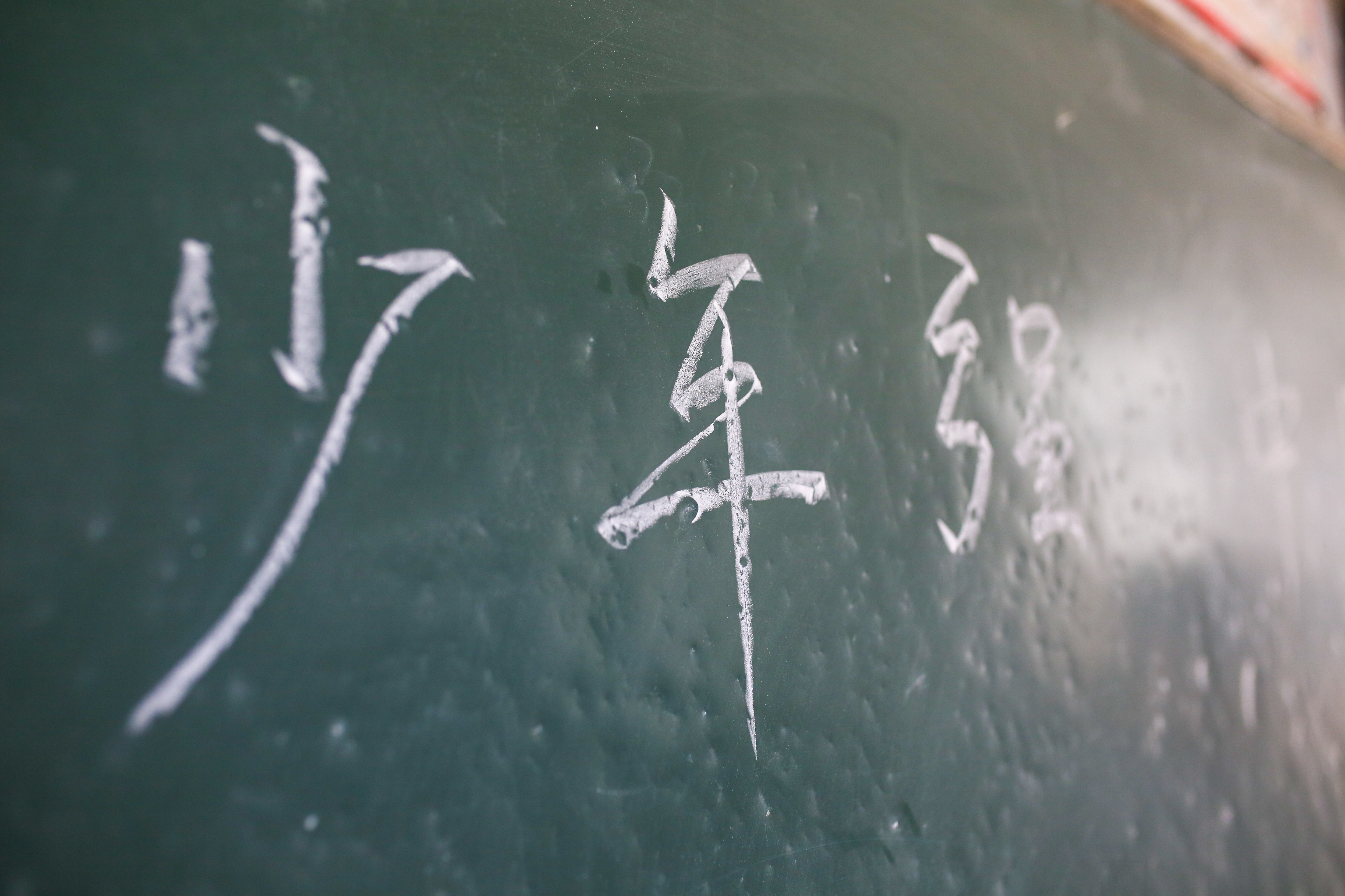 广西多名山区临时教师被淘汰：有人已连续顶岗20多年，下岗后无出路只能等60岁每月领几百养老金