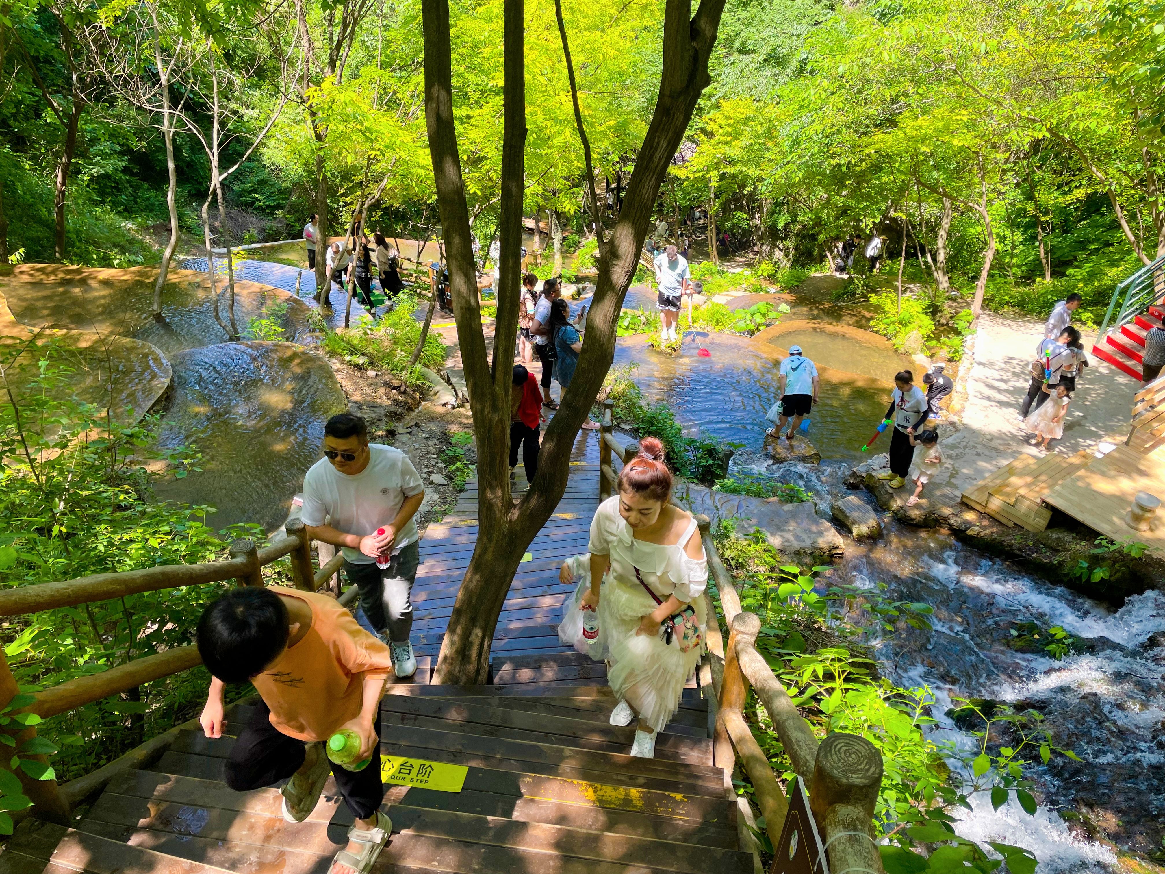 河南人请注意：洛阳藏着一个避暑景点，一道夏天就火爆，瀑布超多