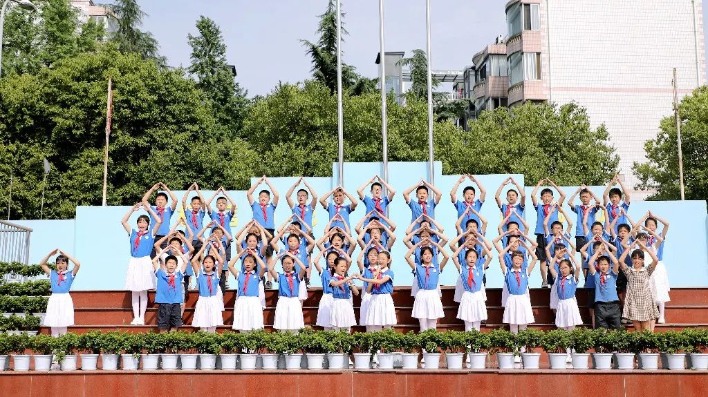 成都市双流区棠湖小学举行“5.25 我爱我”心理健康专题升旗仪式