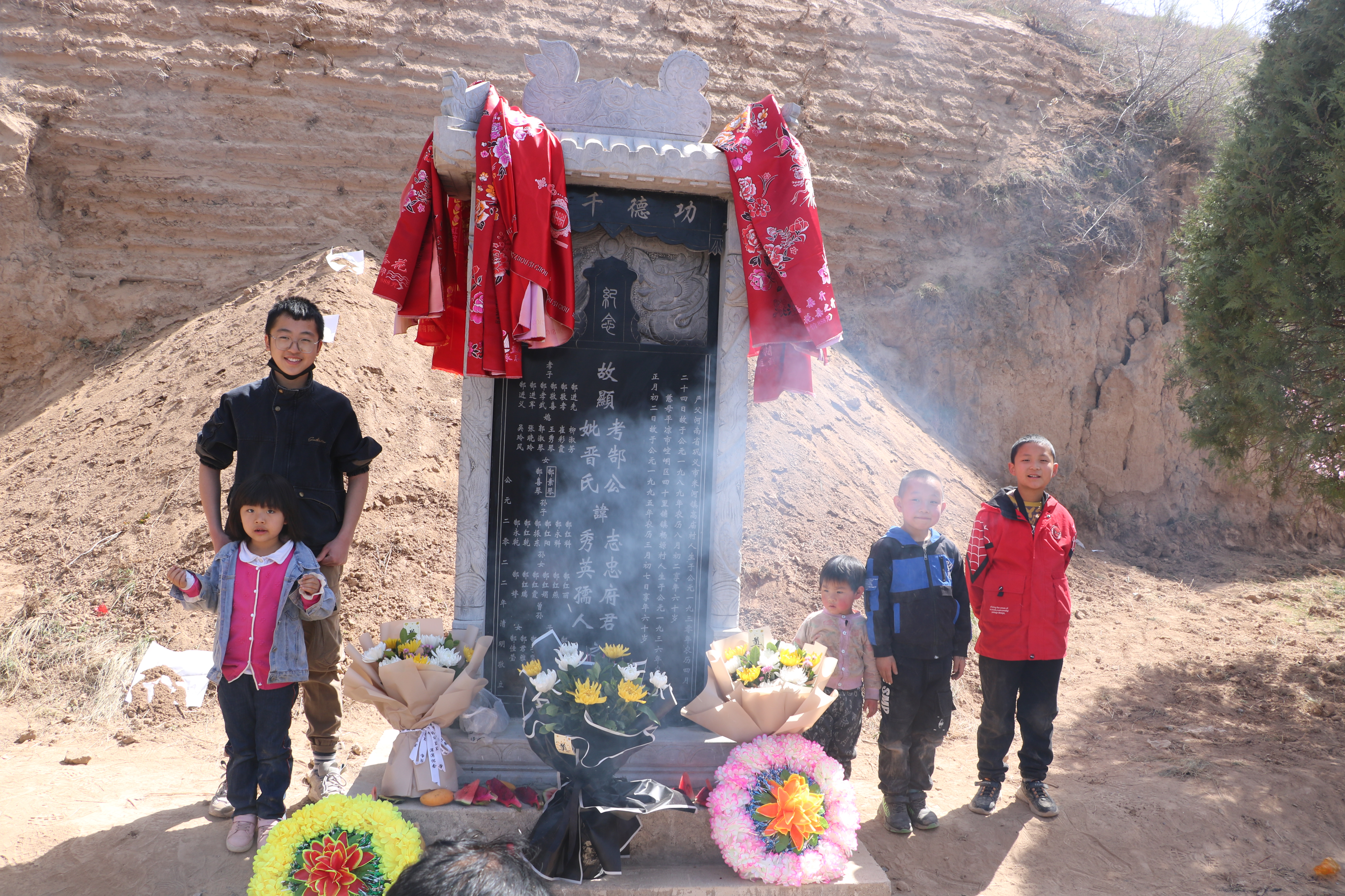 「清明立碑」怀念父母，祭奠哀思