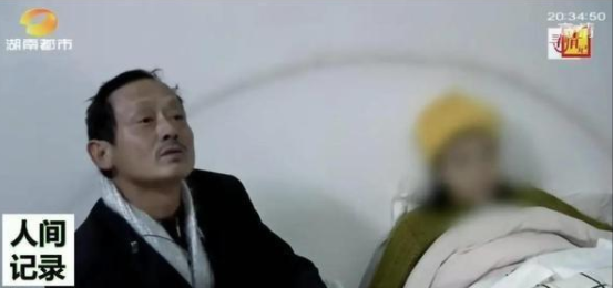 2015年湖南女大学生因爱精神失常，竟为50岁流浪汉生子，母亲崩溃