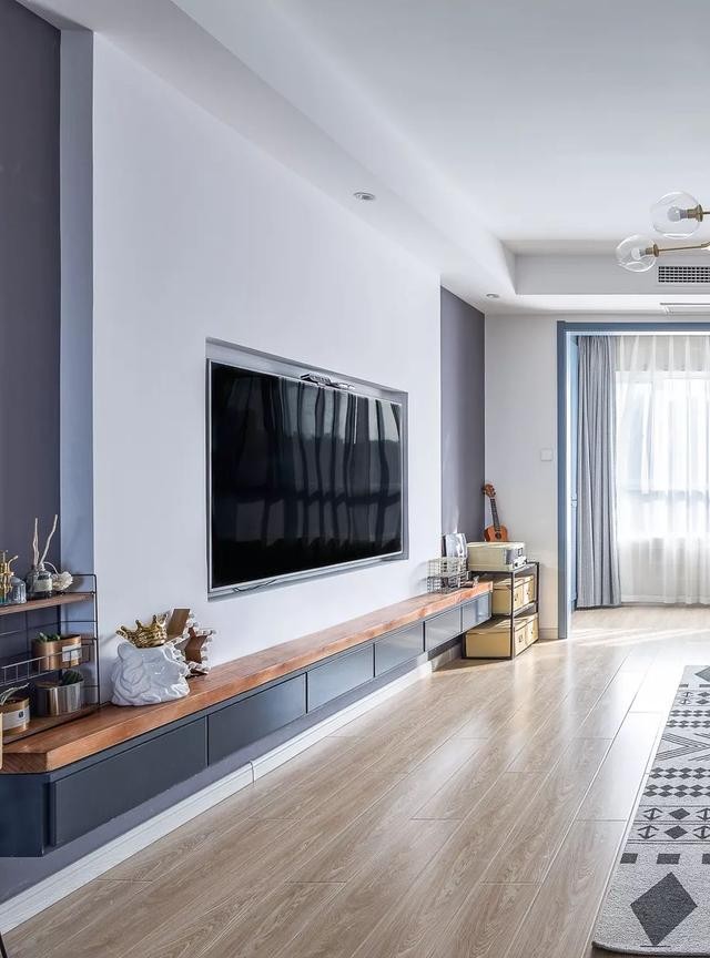 电视挂墙上还是放电视柜上好?区别很大,别搞错了