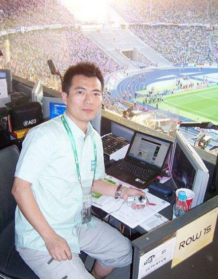 女足夺冠了，这个54岁的男人在演播厅哭了