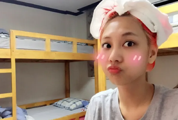 女大学生第一次约会很激动，室友帮忙梳妆打扮，评论区满是嘲讽