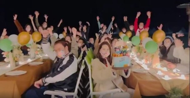 周杰伦晒昆凌孕照官宣第三胎喜讯，去年11月昆凌曾因孕期不适晕倒