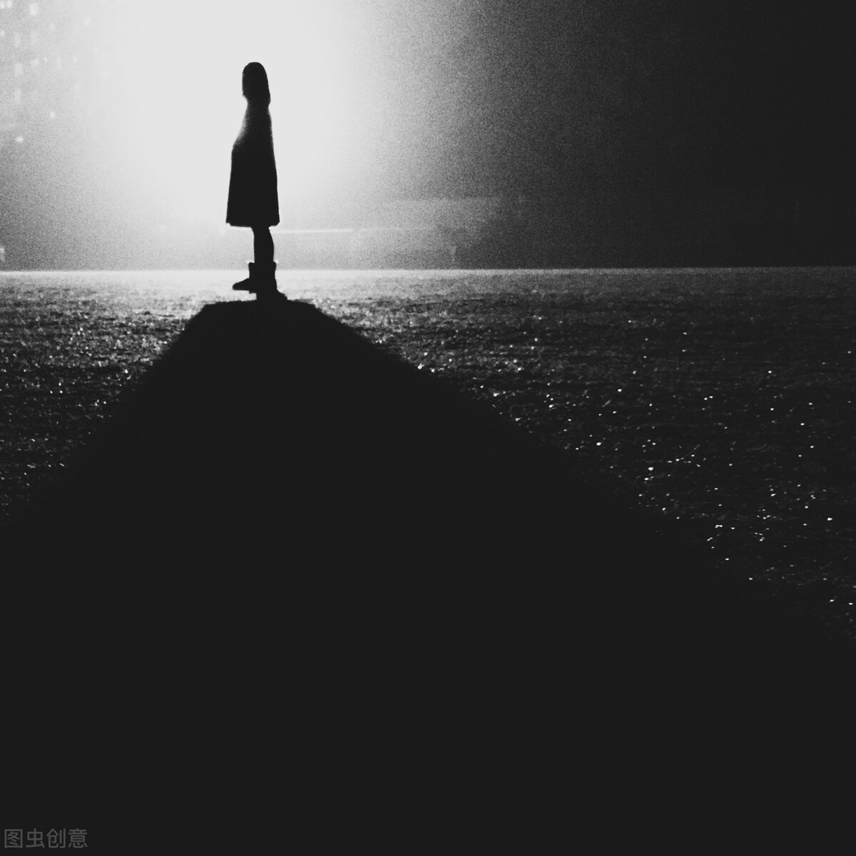 孤独伤感的句子,黑夜一个人看容易掉眼泪