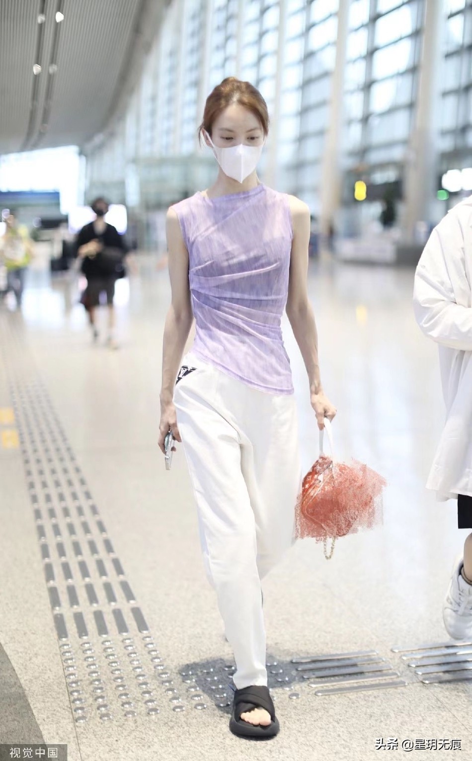 金晨大清早现身机场笑容满面 和粉丝打招呼好亲和